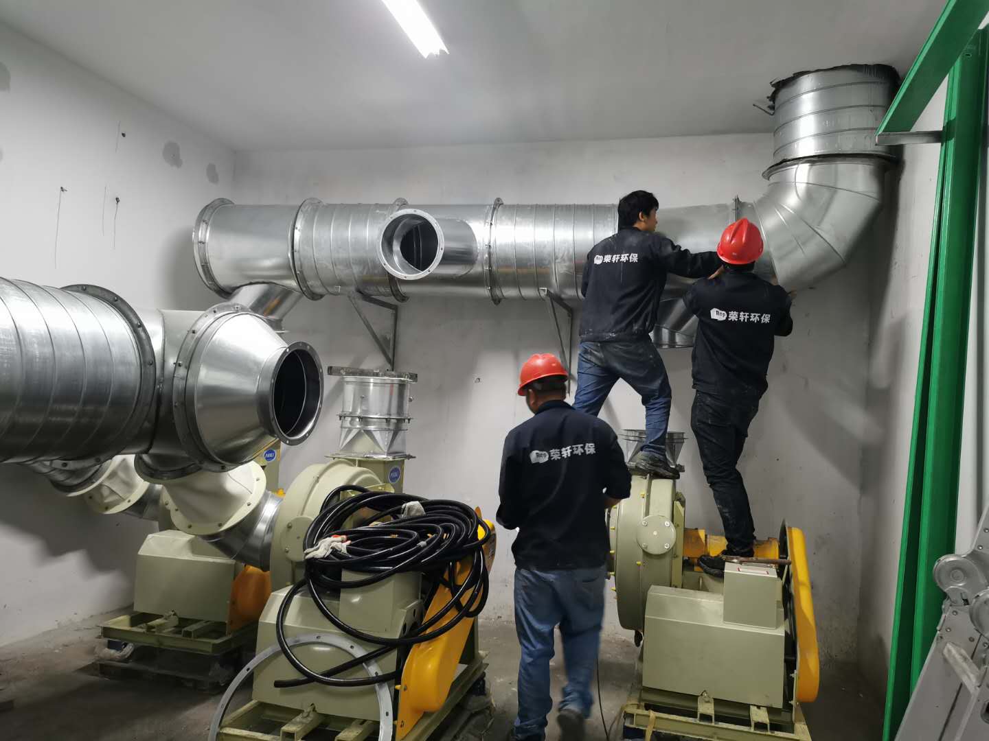 風(fēng)管安裝.jpg 風(fēng)管安裝.jpg